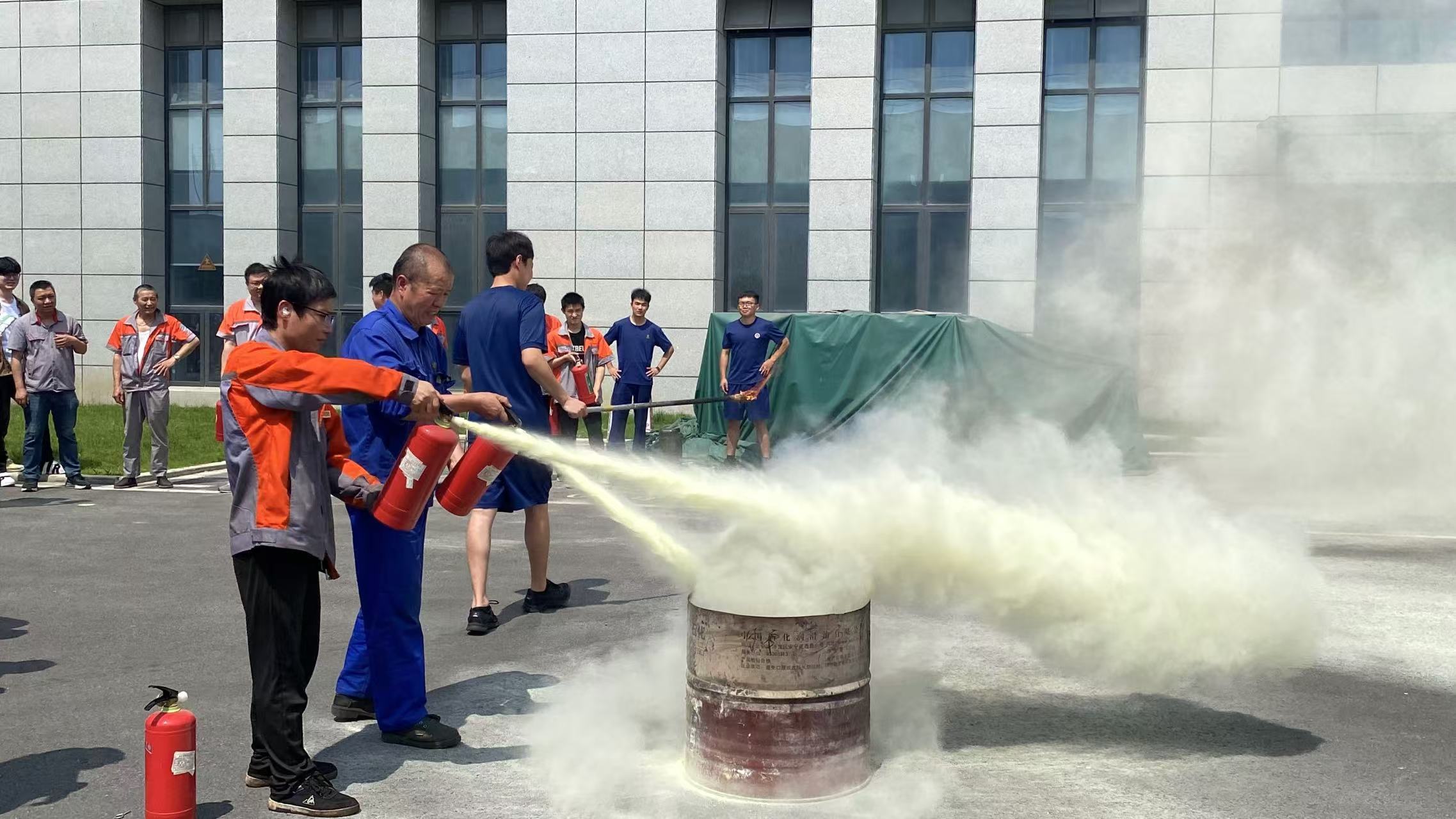 爭分奪秒，守護安全！新發(fā)現(xiàn)開展消防演習全力筑牢 “安全網(wǎng)”